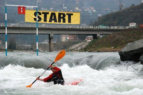Rize'nin Ardeşen ilçesinde düzenlenen 5. Uluslararası Fırtına Rafting Şenliği, başladı.
