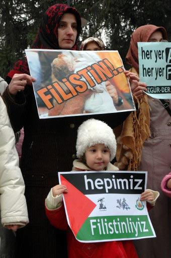 İsrail'in Gazze'ye yönelik acımasız saldırıları Türkiye'nin pek çok kentinde ve Orta Doğu'da protesto edildi. Protestolardan kareler...