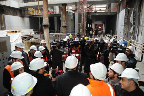 Üsküdar ile Yenikapıyı birleştirecek olan deniz altındaki her biri 130 metre uzunluğunda 11 batırma tipi tünelin bağlantı noktası ile Üsküdar arasındaki 800 metre alanı kapsayan gezide basın mensuplarına tünel içinde yapılan çalışmalar anlatıldı.