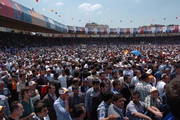 Kocaeli'nin Gebze ilçesinde AK Parti Gençlik Şöleni'nde başta İstanbul ve Türkiye'nin değişik illerinden yaklaşık 50 bin genç buluştu..