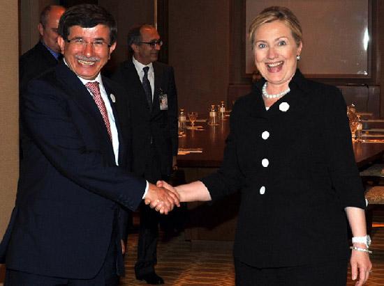BAE'de Libya zirvesine katılan Dışişleri Bakanı Davutoğlu, ABD Dışişleri Bakanı Clinton ile görüştü. Clinton, yeni torun mutluluğunu paylaşan Davutoğlu'nu 'çak' yaparak kutladı.