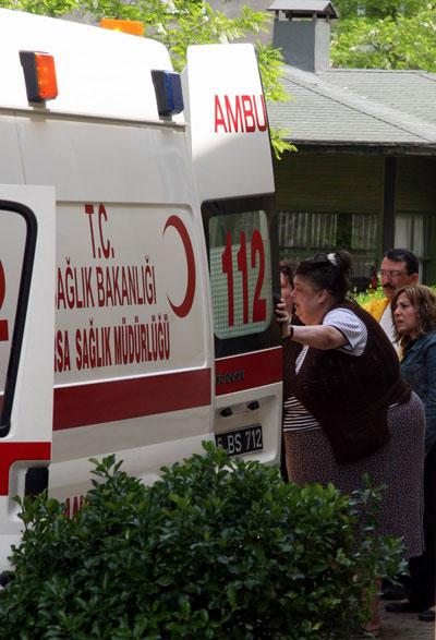 Bursa'da kadın sığınma evinde yaşayan 240 kiloluk kadının rahatsızlanması üzerine 20 kişilik itfaiye, ambulans ve sivil savunma ekibi seferber oldu.