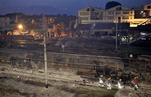 İtalya Viareggio kasabası istasyonunda raydan çıkan, sıvılaştırılmış doğal gaz yüklü iki vagonda meydana gelen patlama sonucu onlarca kişi öldü, ortalık savaş alanına döndü