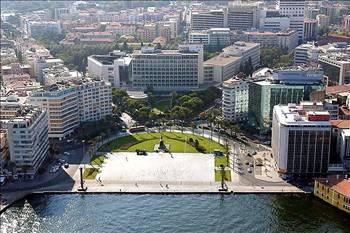 EN DEĞERLİ 10 MAHALLE

İzmirin en değerli mahallesi 2009da olduğu gibi yine Mavişehir. Lüks konut projeleriyle kentin en gözde semti haline gelen Mavişehiri Narlıderenin Yenikale semti izliyor. Metrekare fiyatı 2 bin lirayı aşan bu iki semti Narlıdere, Konak, Balçova ve Güzelbahçenin mahalleleri izliyor.