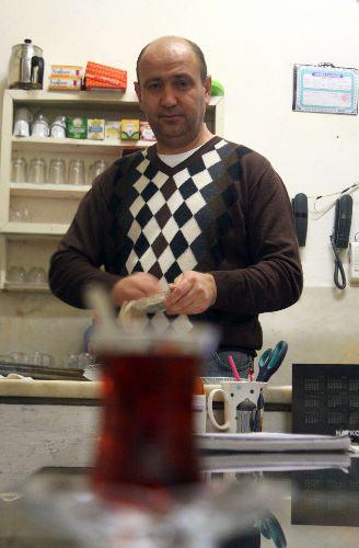 Sayısal lotodan 2003 yılında kazandığı 844 bin TL ile milyarder olan ve &ccedil;aycılık mesleğinden vazge&ccedil;ip, sefa s&uuml;ren Kaya'nın mutluluğu sadece bir yıl s&uuml;rerken, farklı işlerde &ccedil;alışıp evini ge&ccedil;indirmeye &ccedil;alışması da yeterli olmadı.