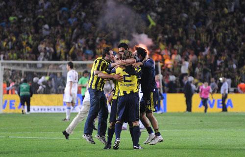 FENERBAHÇE 2010 YILINDA BÜYÜK BİR ÜZÜNTÜYE UĞRADI. LİGİN SON KARŞILAŞMASINDA ŞAMPİYON OLDUĞUNU ZANNEDEN FENERBAHÇELİ FUTBOLCULAR, SEVİNÇLERİNİ SAHAYA İNEN TARAFTARLARA SARILARAK KUTLADI. BU KUTLAMA, 1 DAKİKADAN KISA SÜRSE DE TARİHE GEÇTİ. FOTOĞRAF: ABDULLAH COŞKUN