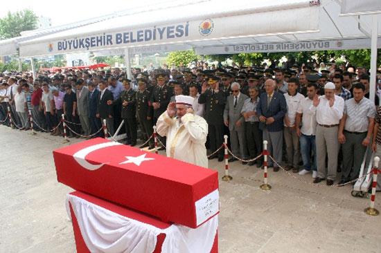 Cenaze katafalka konulduğu sırada şehit erin annesi Kıymet, babası Mehmet Emin Alaçam gözyaşlarına hakim olamadı. Adana Müftüsü İsmail Canbolat'ın kıldırdığı cenaze namazının ardından Aksoy'un Türk bayrağına sarılı tabutu askerlerin omuzunda giderken silah arkadaşları "Hamiyet sana orası yakışmıyor gitme" diyerek gözyaşlarına boğuldu.