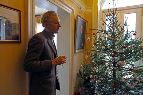 Newsweek dergisi, 2010'a damgasını vuran internet sitesi WikiLeaks'in kurucusu Julian Assange'ın Noel tatiline ilişkin fotoğraflarını yayınladı. Elindeki kozlarıyla dünyaya meydan okuyan adamın ayağındaki yırtık çorabı ve duvarda asılı bağlaması dikkat çekti.
