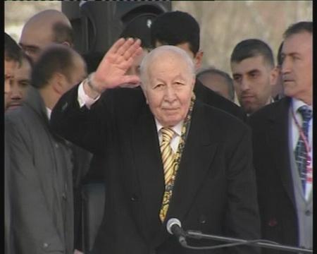 Saadet Partisi'nin İstanbul mitingi: Bugün Çağlayan'ın ikinci konuğu Saadet Partililer oldu. Mitingde Necmettin Erbakan sürprizi yaşandı. Erbakan uzun bir aradan sonra meydanlarda yerini aldı.