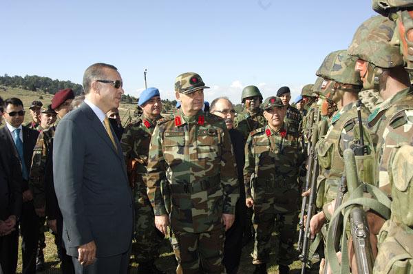 Başbakan Recep Tayyip Erdoğan, beraberindeki bakanlarla Eğridir Dağ Komanda Okulu'na gitti. Brifingden sonra Genelkurmay Başkanı İlker Başbuğ'un eşliğinde birlikleri gezdi, bilgi aldı.