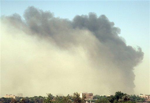 Irak'ın başkenti Bağdat'ın merkezine bomba ve havan topuyla yapılan saldırılarda son açıklanan rakamlara göre en az 100 kişi öldü, 310 kişi ise yaralandı.