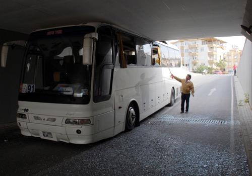 Antalya'nın Manavgat ilçesinde turistleri taşıyan otobüs alt geçitte sıkıştı. Sıkışan otobüs, lastiklerinin havası indirildikten sonra çekiciyle çıkarıldı.