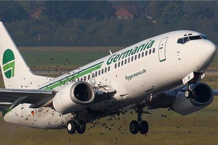 80 yolcusu ile hareket eden Boing 737 tipi uçak birden onlarca sığırcık kuşunun saldırısına uğradı. Uçak 45 dakika sonra yeniden havalandığı piste indi.