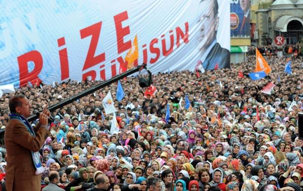 Memleketi Rize'de halka hitap eden Başbakan Erdoğan, muhalefeti çok sert sözlerle eleştirdi. Çok kalabalık bir meydana hitap eden Erdoğan, pankartlardaki yazılarla keyiflendi.