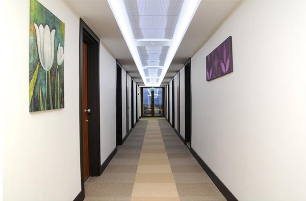 Dünyada ilk kez uygulanan bir model ile yurt klasmanında çıtayı yükselterek 5 yıldızlı otel konforunda hizmet veren Kampüsaray, öğrencilere özel banyo, tuvalet, buzdolabı,televizyon ve telefonu olan farklı oda seçenekleri sunarken, yüzme havuzu, sauna, bilardo ve spor salonu gibi yurtlarda alışık olmadığımız çeşitli aktivitelerden de ücretsiz olarak yararlanma imkanı sağlıyor. Adan Zye bir öğrencinin ihtiyacı olan her şeyin sağlandığı bu lüks yurtta özürlü öğrenciler içinde çift asansör ve özel banyolar gibi detaylar da yer alıyor.