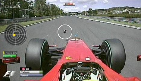 Formula 1'de sezonun 10. yarışı olan Macaristan Grand Prix'sinde Cumartesi günü yapılan sıralama turlarında, kaza yapan Ferrari'nin Brezilyalı pilotu Felipe Massa'nın, kafasındaki kaska yaklaşık 1 kilogram ağırlığındaki bir çelik yayın çarptığı açıklandı.