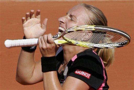 Fransa Açık'ta bayanlar yarı final maücadelesinde Rus tenisçi Svetlana Kuznetsova, Avustralyalı Samantha Stosur'u 2-1 yenerek finale yükseldi. Kuznetsova finalde vatandaşı Dinara Safina ile karşılaşacak.