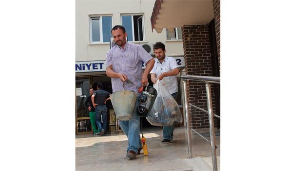 Falcı ve papazın yönlendirmesiyle define aramak için 3 katlı binanın altında 21 metrelik tünel açan 3 kişi, yakalandı. Kazılan tünelin fotoğrafları ünlü Türk filmini hatırlattı: