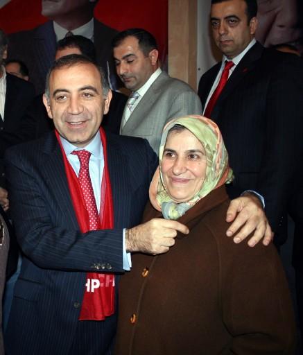 CHP'li Günsel Tekin başörtülü adaya rozet taktı, Bahçelievler adayının Mimar Saffet Bulut olduğunu açıkladı.