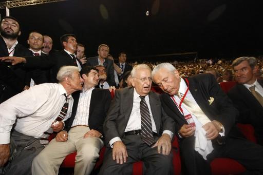 Demokrat Parti bugün yeni liderini seçiyor. Son Başkan Süleyman Soylu'nun karşısında Hüsamettin Cindoruk ve Mehmet Ali Bayar var. Cindoruk'u Demirel, Soylu'yu Çiller destekliyor