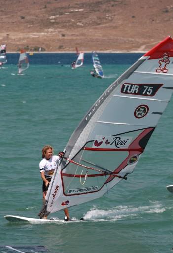 Türkiye Windsurf Şampiyonası'nın 2. ayağının ilk gününde mücadele eden Milli sörfçü Çağla Kubat hafif bir sakatlık geçirdi. Kubat'ın sakatlığının haifi olması moralleri yerine getirdi.