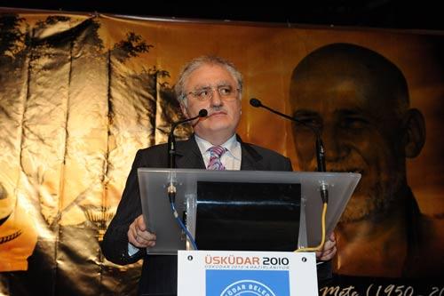 Nuri Okumuş konuşmasına kendisiyle yaşadığı bir anıyı anlatarak başladı. Metenin çok heyecanlı bir yapıda olduğunu, merdivenleri her zaman çifter çifter çıktığını, kendisinin edebi olarak çok derin bilgilere sahip olduğunu anlatan Okumuş, Metenin Sabah gazetesinde çalıştığı dönemde kendisine Mütefekkir adının takıldığını söyledi.