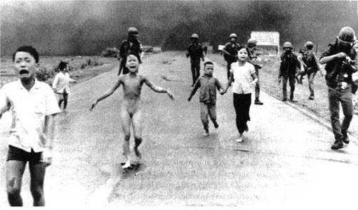 Vietnam'ınTrang Bang köyüne yapılan Amerikan napalm bombardımanı sırasında çekilen bu kare Huynh Cong Ut'un dünyayı sarsmasını sağladı. Küçük kızın fotoğrafa yansıyan korku ve gözyaşları dünyanın vicdanını sızlattı.