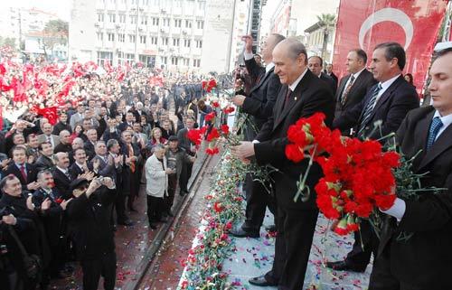 Milliyetçi Hareket Partisi Genel Başkanı Devlet Bahçeli'nin yerel seçim kampanyasında bugünkü durağı Manisa'ydı. Bahçeli, milli gelirdeki 560 milyarın hesabını sormazsam namerdim dedi.