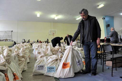 29 Mart pazar günü gerçekleştirilecek olan yerel seçimlerde vatandaşların kullanacakları oy pusulaları ve zarfları mühürlü çuvallar içinde görevlilere teslim edildi.