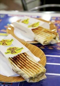 BAMBİ CAFE
İlk kez franchise veriyor
Bambi Cafe, 1974 yılında Rizeli Mustafa Güner tarafından İstanbul Taksim Sıraselviler'de kurulmuş. Mustafa Güner'e göre, Bambi şöhretini kaşarlı döner, dilli kaşarlı tost, atom ve tereyağlı kaşarlı kokoreç gibi kendi icatları olan lezzetlere borçlu. Bambi Cafe, ilk kez franchise vermeye hazırlanıyor. Şirket bunun için şu sıralar hummalı bir çalışma içinde. Franchise altyapısı tamamlandıktan sonra Bambi Cafe, İstanbul dışında gelişmiş tüm il ve ilçelerde şubeler açmayı hedefliyor.
Telefon: 0212 292 45 01
Web adresi: www.bambicafe.com.tr