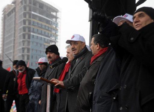 TÜRK-İŞ, DİSK ile KESK öncülüğünde Kadıköy'de düzenlenen mitingde TÜRK-İŞ'e bağlı Türk Metal Sendikası ile DİSK'e bağlı Birleşik Metal-İş Sendikası üyeleri arasında arbede yaşandı.