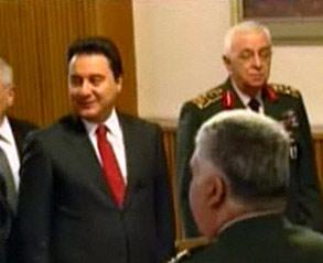 Meclis'teki 23 Nisan törenlerinde Başbakan Tayyip Erdoğan'la MHP Lideri Devlet Bahçeli arasındaki soğukluk dikkat çekti.