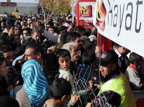 Gaziantep'te, bir alışveriş merkezinin Gaziantep'in adını Guinness Rekorlar Kitabı'na yazdırmak için düzenlediği ''en uzun mangal'' rekoru denemesinde platformun çökmesi sonucu 3 kişi yaralandı.