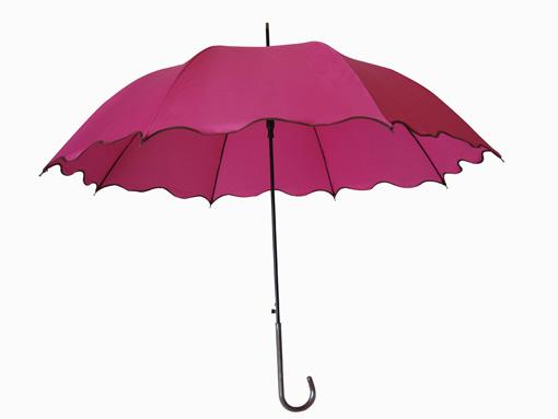 <p><strong>Şemsiyenin kelime anlamı nedir?</strong></p>
Şems, Arapça'da güneş demek. Şemsiye ise güneşlik. İngilizcede ise 'umbrella' kelimesi Latince'de gölge anlamındaki 'umbra' kelimesinden geliyor.