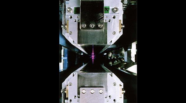 <strong>İleri Işık kaynağı (Nihai mikroskop):</strong> 1993 yılından beri Kaliforniya'daki araştırmacılar, proteinlere, pil elektrotlarına, süper iletkenlere ve diğer materyallere onların atomik, moleküler ve elektronik özelliklerini ortaya çıkarmak için güneşin yüzeyi kadar parlak olan foton ışınını 1 milyon kez gönderdiler. Melanoma (en riskli cilt kanseri) ile ilişkili protein üzerinde çalışan bilim adamları, hastalıkla mücadele etmek için yeni bir ilaç geliştirilmesinde yardımcı oldular. İlaç geçtiğimiz günlerde hastalığın 2. ve 3. evrelerinde klinik deneylerde denendi.