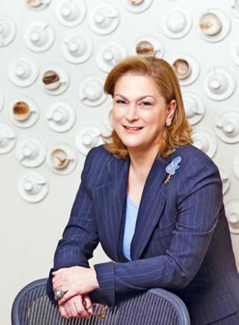 GÜLER SABANCI!!!
Sabancı Holdingin patronu Güler Sabancının Sarıyerde, Büyükdere Caddesi üzerinde malikanesi bulunuyor. Emekliliğini geçirmek için 2005 yılında Cunda Adası Pateriça mevkiinde elektriği ve suyu olmayan iki köyden, yedi taş ev ve bir zeytinlik alan Sabancı, 2008de ise Hakkıbey Yarımadası'nda Halis Komili ve Cem Boyner'in yazlıklarının karşısında 150 dönümlük bir arsa alarak ilçedeki gayrimenkullerinin sayısını artırmıştı.
Sabancı, Hakkıbey Adası'nda yaz tatilini geçirmek amacıyla çiftlik evi yaptırmayı planlıyor. Çeşme-Ilıcada Nars adlı ilk butik otelini açan Sabancının Alaçatıda da Nars Alaçatı adlı butik oteli bulunuyor. Sabancının Alaçatıda ayrıca 50 dönüm civarında arsası var. Güler Sabancı, Ilıca'da bir de at çiftliği kurmaya hazırlanıyor.