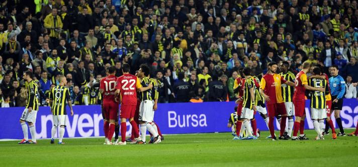 Abi ne oluyor orda. Vur vur vur. Neden vuruyon lan. Kadıköy burası