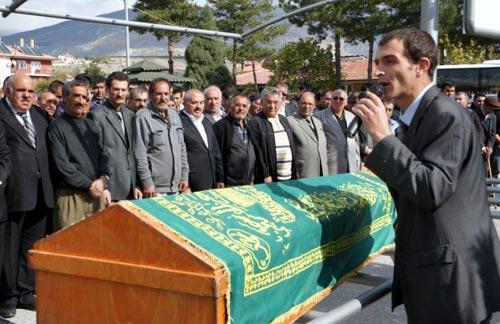 Van'da meydana gelen depremde hayatını kaybeden ogretmen Mustafa Dogan'ın cenazesı, memleketı Erzıncan'da topraga verıldı.