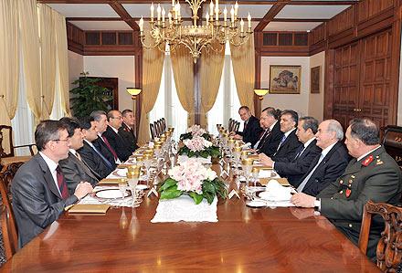 Cumhurbaşkanı Abdullah Gül, yasama, yürütme ve yargı organlarının başkanlarını 'yeni yıl' yemeğinde ağırladı.