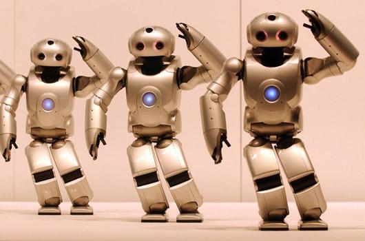 <strong>16. Dans, dans, dans...</strong>
<br><br>
2002 -> Sony tarafından geliştirilen 58 santim boyundaki bu robot grubu, robotların mekanik yürüyüşlerinin dansla buluşmaya başladığı döneme start vermesiyle de ses getirmişti. SDR-4C isimli bu robot grup, çalan müziğe ayak uydurmakla kalmıyor, tüm dansı sorunsuz bir senkrasyonla da gerçekleştirerek alkışları topluyordu. Sony'nin 2003'te satışa da sunduğu SDR-4C'nin en önemli handikapı ise neredeyse lüks bir otomobille aynı fiyata sahip olmasıydı.