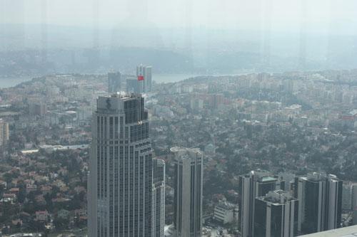 Görüntüler bir helikopterden çekilmiş izlenimi veriyor...