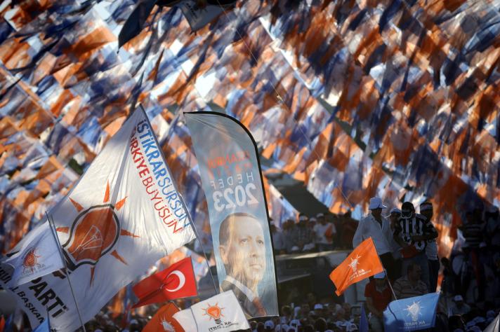 Başbakan Erdoğan, meydanda dev bir Türk bayrağı açılması üzerine ''Bu bayrağın renginden rahatsız olanlar da var. Hilalinden rahatsız olanlar var. Yıldızından rahatsız olanlar var. Hakkari'de, BDP'nin eline CHP bayrağını tutturup, Türk Bayrağı'nı tutturamayanlar var. 12 Haziran onlara da hesap sorma günü olacaktır'' dedi.