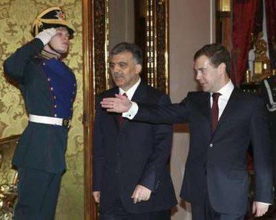 CCumhurbaşkanı Abdullah Gül, 4 günlük devlet ziyareti için geldiği Moskova'da Rusya Devlet Başkanı Dimitriy Medvedev ile bir araya geldi.