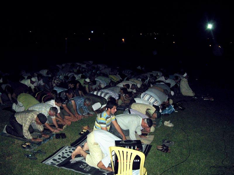 Bundan dolayı hem vatandaşların hem de kendilerinin memnun olduklarını belirten İmam Atsak, yeşil sahada ç imlerin üzerinde serin serin namaz kılmanın güzel olduğunu ifade etti. AK Parti Savaştepe İlçe Başkanı Efkan Tavşan da ilçe halkına bu imkanı veren İlçe Müftüsü İsmail Yalçın'a teşekkür etti. Savaştepe stadı gündüz otomatik sulama sistemi ile ıslanıp bakımı yapıldıktan sonra akşam Yatsı Namazı ile birlikte kılınan teravih namazı için hazırlanıyor.