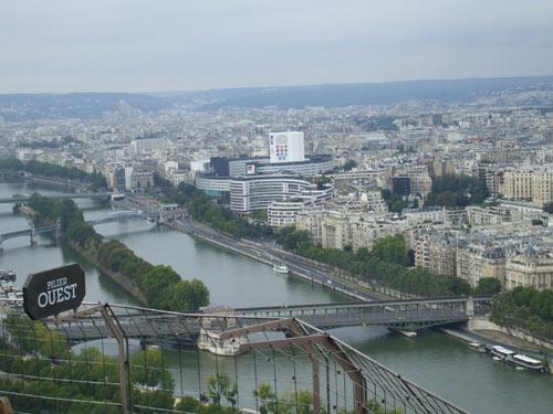 Fransa'nın başkenti Paris, ülkenin kültür ve sanat merkezi olma görevini üstlenmiş ve gerek Avrupa'nın gerekse dünyanın en önde gelen kültür merkezlerinden biri olmuş.... 
<br><br>
Nuray Kahraman'ın Fransa izlerimlerini ve haberde yer alan görsellerin öykülerini görmek için haberin metni düğmesini tıklayabilirsiniz...