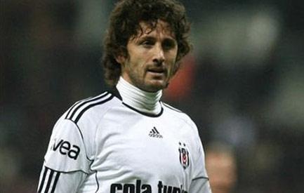 Fatih Tekke: Geldiği günden bu yana Schuster'le yıldız barışmayan yıldız futbolcu devre arasında Beşiktaş'tan ayrılarak Ankaragücü ile anlaştı.