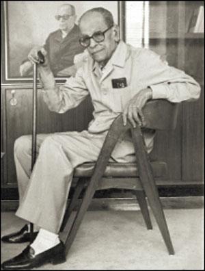 <p><strong>1) Nobel, Mahfuz ödülünü aldı</strong> <br />Nobel ödüllü ilk Müslüman, tek Arap yazar Necip Mahfuz, 1988de Nobeli kazandığında El Ahram gazetesi Nobel, Necip Mahfuz ödülünü kazandı başlığını atmıştı. Başyapıtı Kahire Üçlemesini okumak, 1952den Nasırın askeri darbesine kadar Mısırı okumaktır. 1989da Ömer Abdülrahman tarafından hakkında ölüm fetvası çıkarılsa da, 1994te evinin önünde bıçaklansa da, romanlarını hep Kahirede yazdı. 95 yaşında, 2006 da Kahirede hayatını kaybetti.</p>