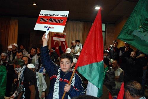 Filistin'e Özgürlük Konvoyu için dün Suriye'de düzenlenen gecede Erdoğan'ın geçtiğimiz yıl Davos Zirvesi'nde sarf ettiği "One Minute" ifadesinin yazılı olduğu pankartlar açarak, İsrail'e "One Minute" diye seslenildi.
