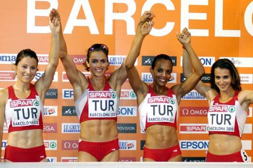 Bayanlar 4x400 metrede 14 ülke finale kalabilmek için 7'şerli iki ayrı seride mücadele etti. İlk seride koşan Türk takımı 3:33.13'lük dereceyle Türkiye rekoru 18 salise geliştirmelerine karşın 5. sırada yer alırken, final için diğer serinin sonucunu beklemeye başladı.
