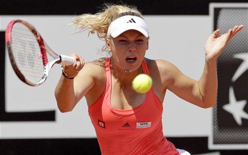 Kadınlar sıralamasının zirvesindeki isim Danimarkalı Caroline Wozniacki, 5 numaralı seribaşı Sırp Jelena Jankovic'i 6-3, 1-6 ve 6-3'lük setlerle 2-1 yendi. Wozniacki, yarı finalde 7 numaralı seribaşı Rus raket Maria Sharapova ile mücadele edecek.